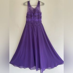 The brand is Grace Karin size 8 USA and the color is purple